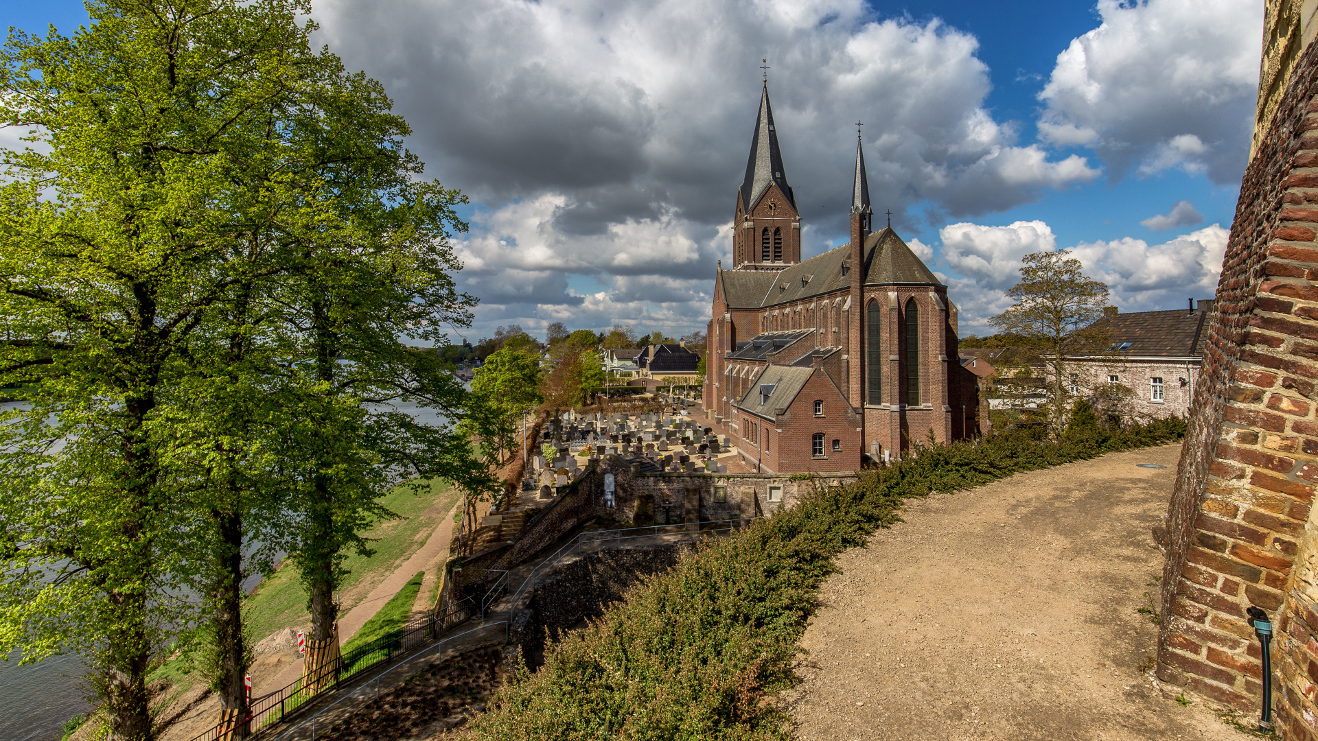 Старый собор над рекой, Нидерланды