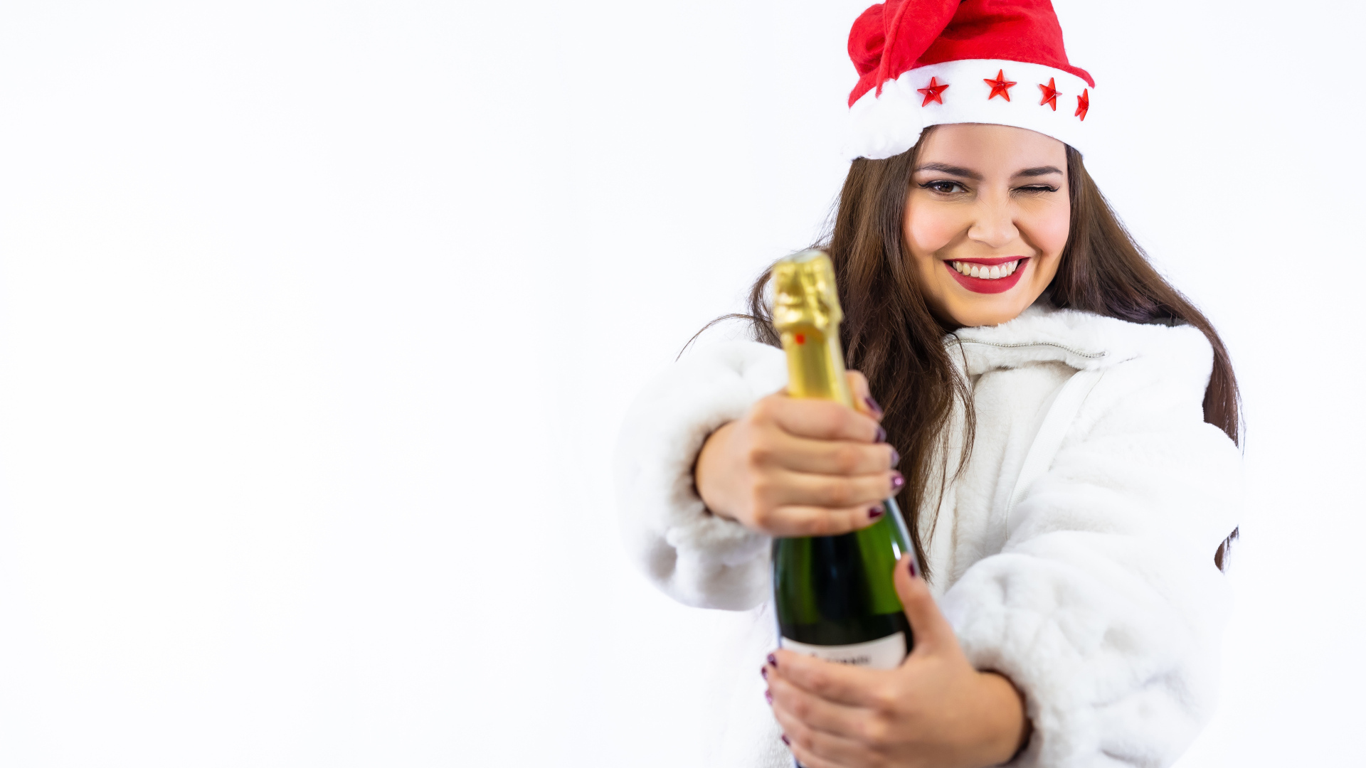 Девушка с бутылкой шампанского на новый год