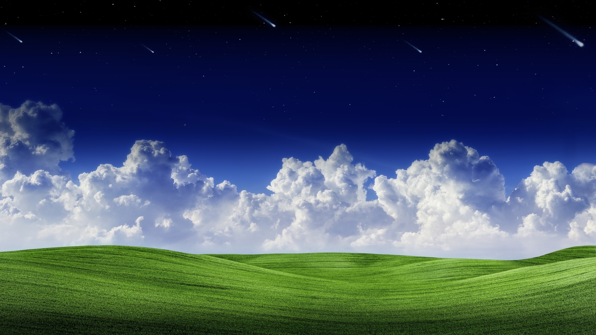 Белые облака в голубом небе над зеленым полем