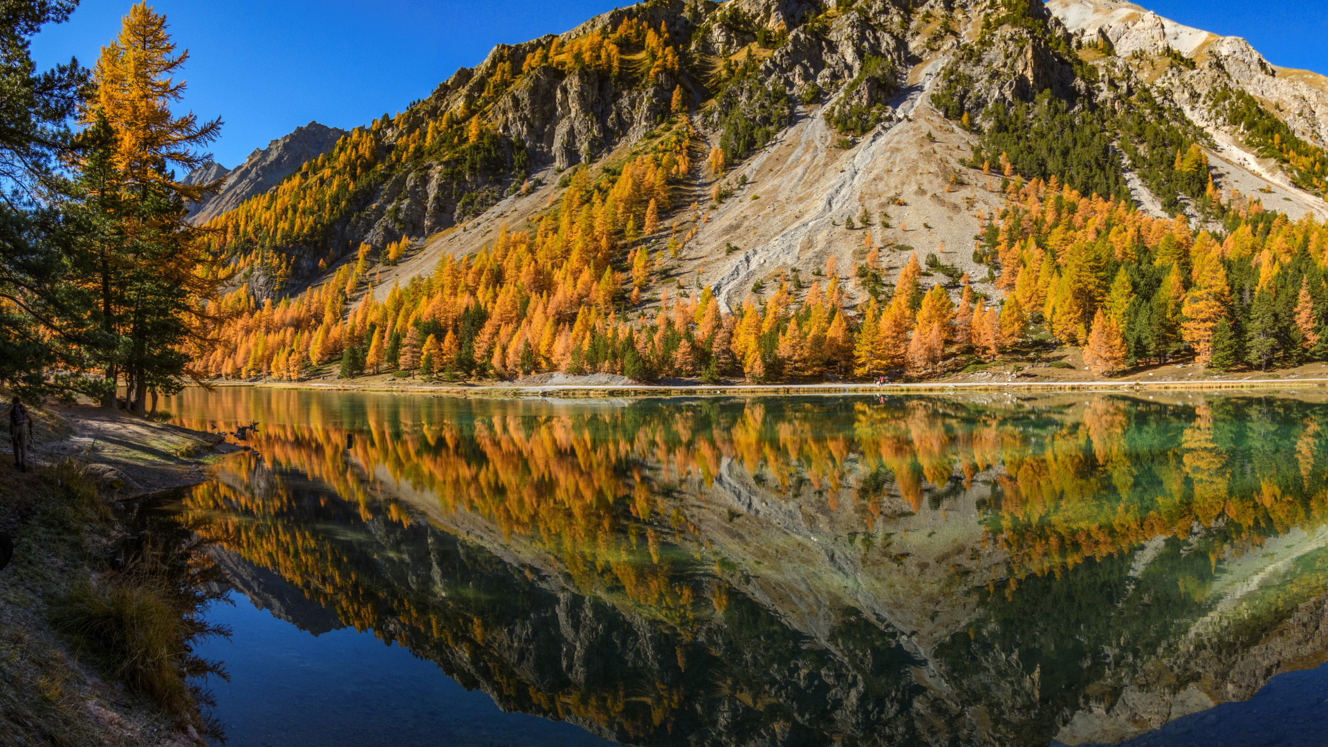 Альпы отражаются в воде осенью