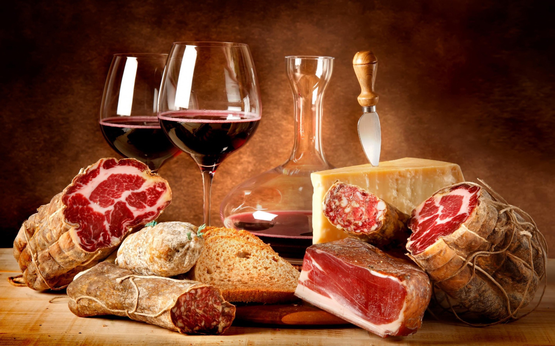 Мясные деликатесы и вино