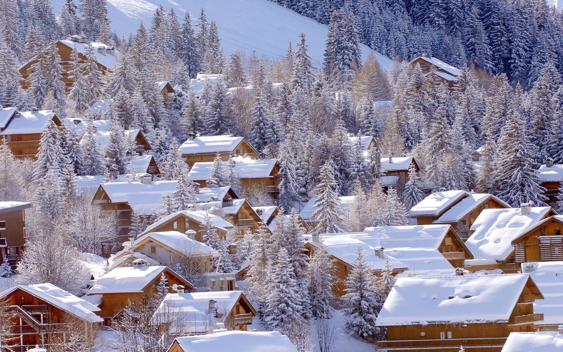 Заснеженные дома на горнолыжном курорте Мерибель, Франция