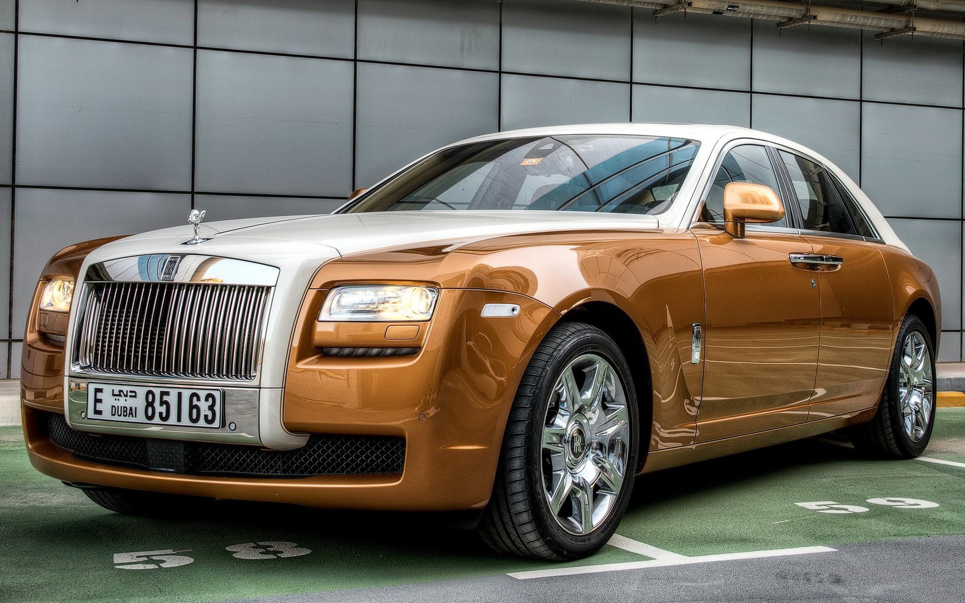 Коричневый Rolls-Royce с номерами Дубаи