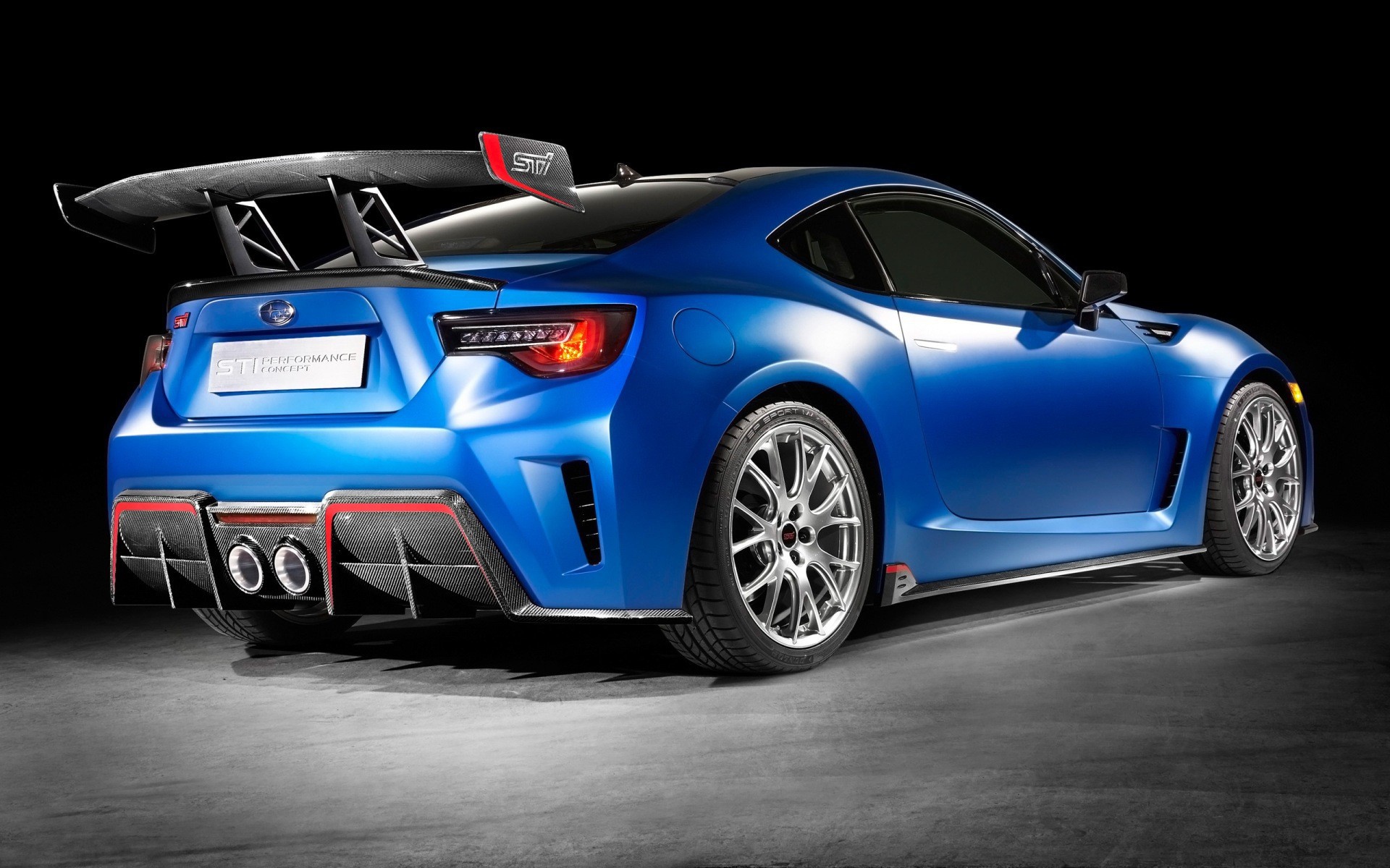 Вид сзади на голубой Subaru STI Performance