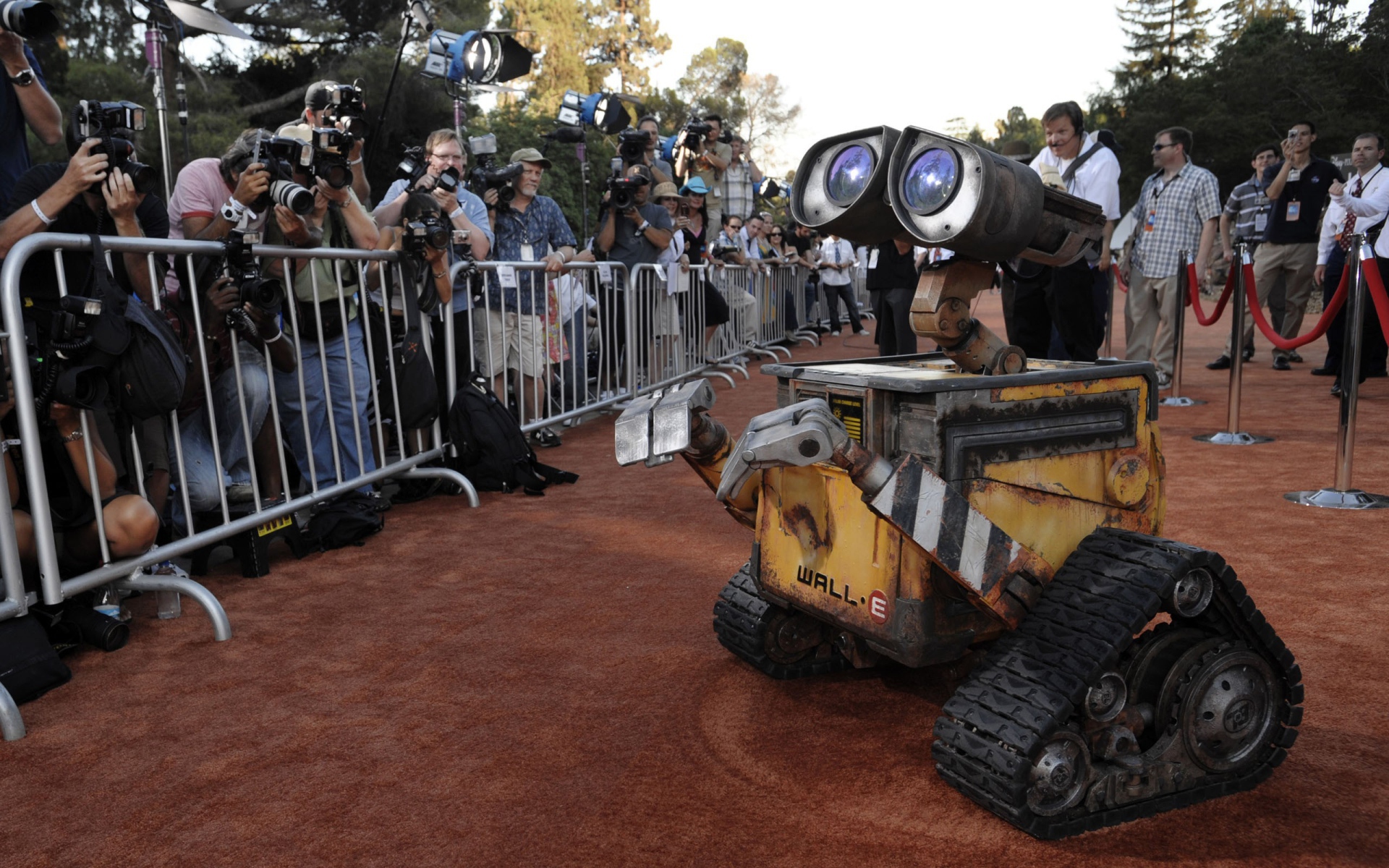 Робот WALL·E перед фанатами
