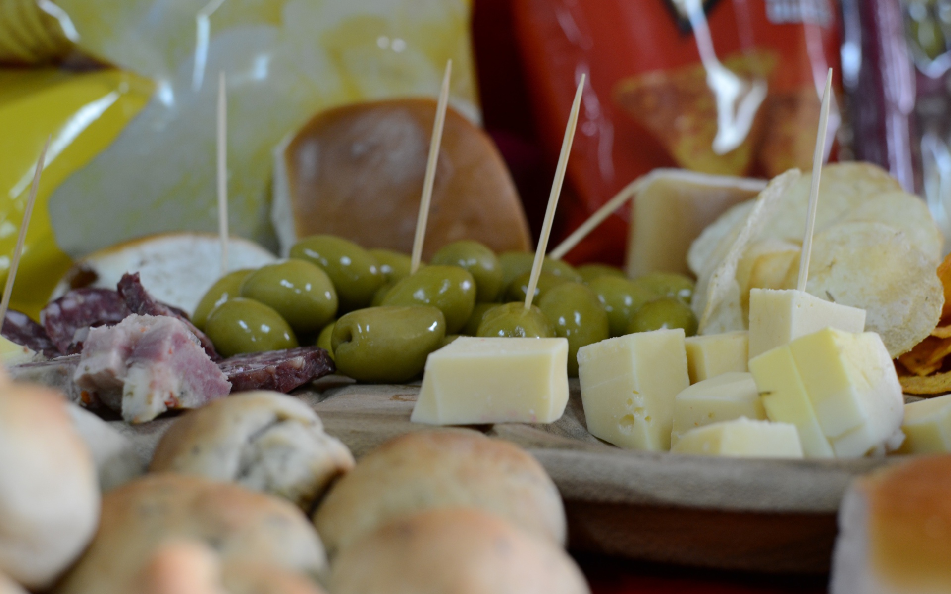Кусочки сыра и оливки в качестве закуски