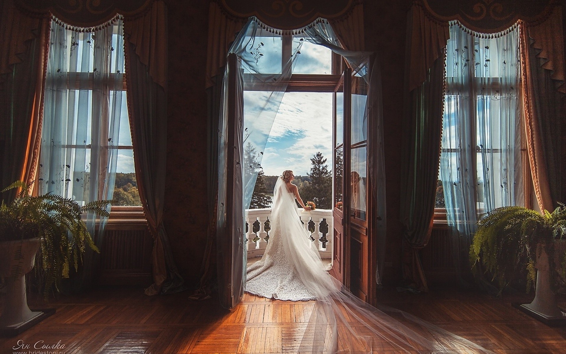 Невеста стоит на балконе