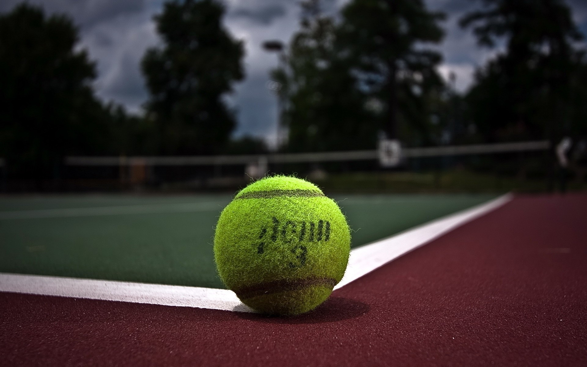 Мяч для тенниса на корте