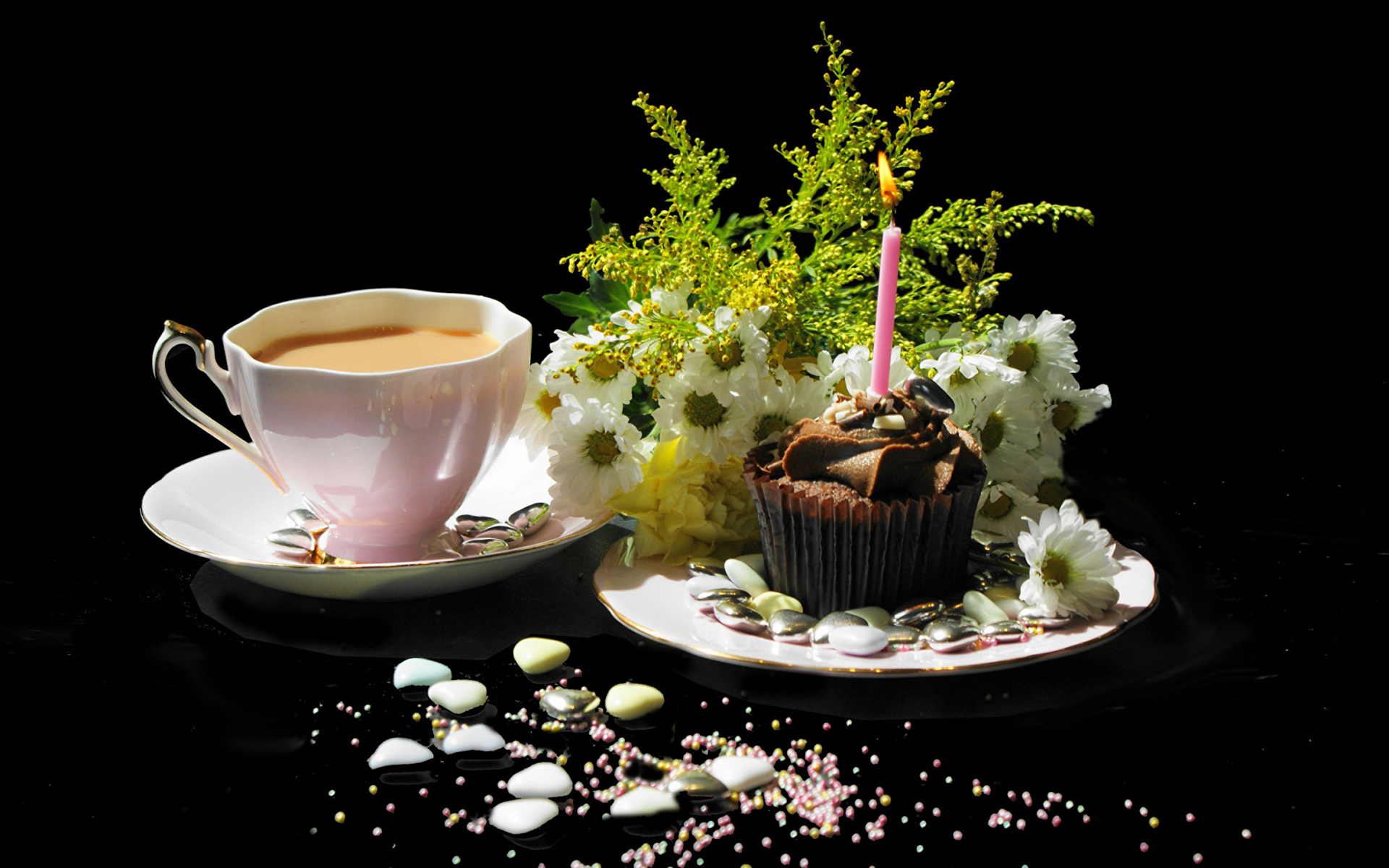 Чашка кофе и праздничный кекс на столе 
