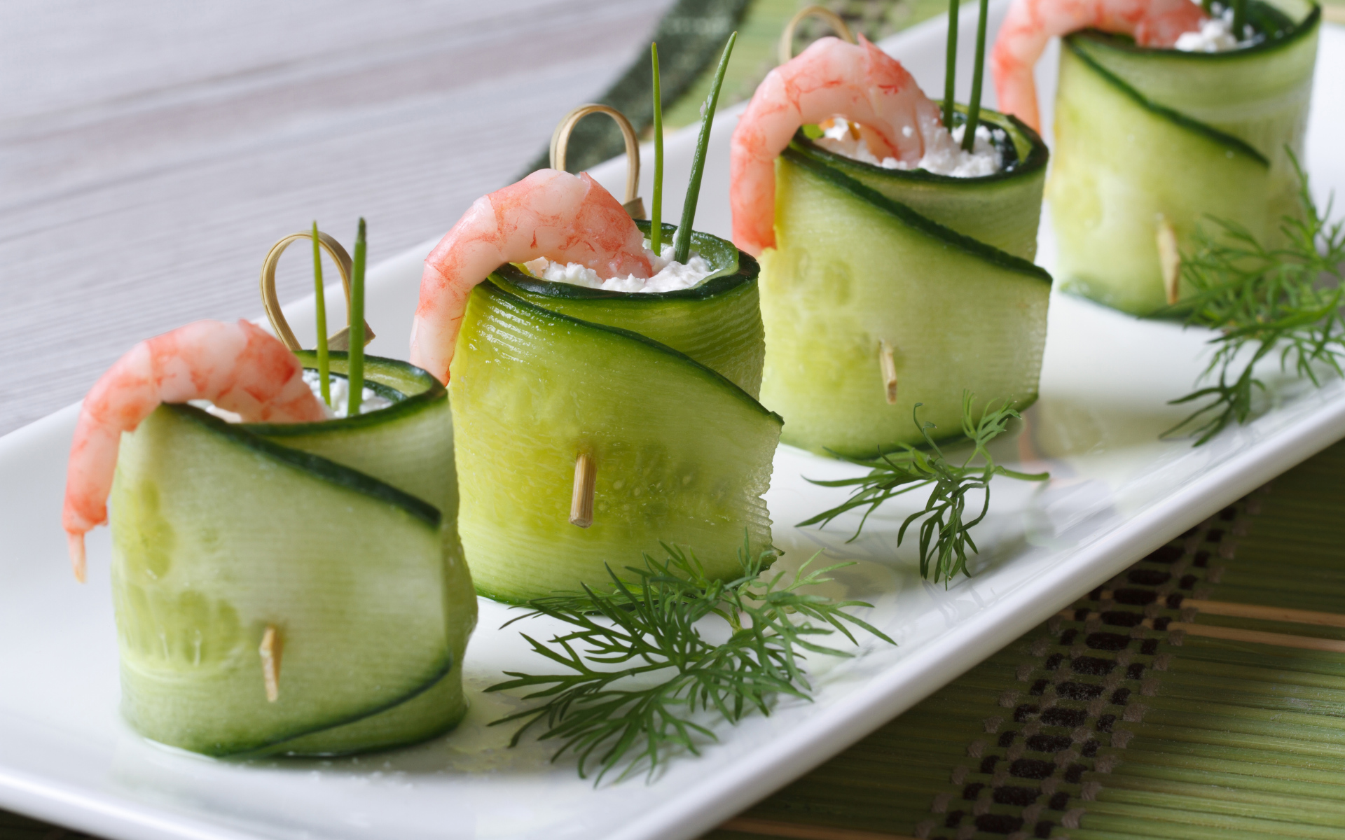 Cucumber rolls with shrimps and greens