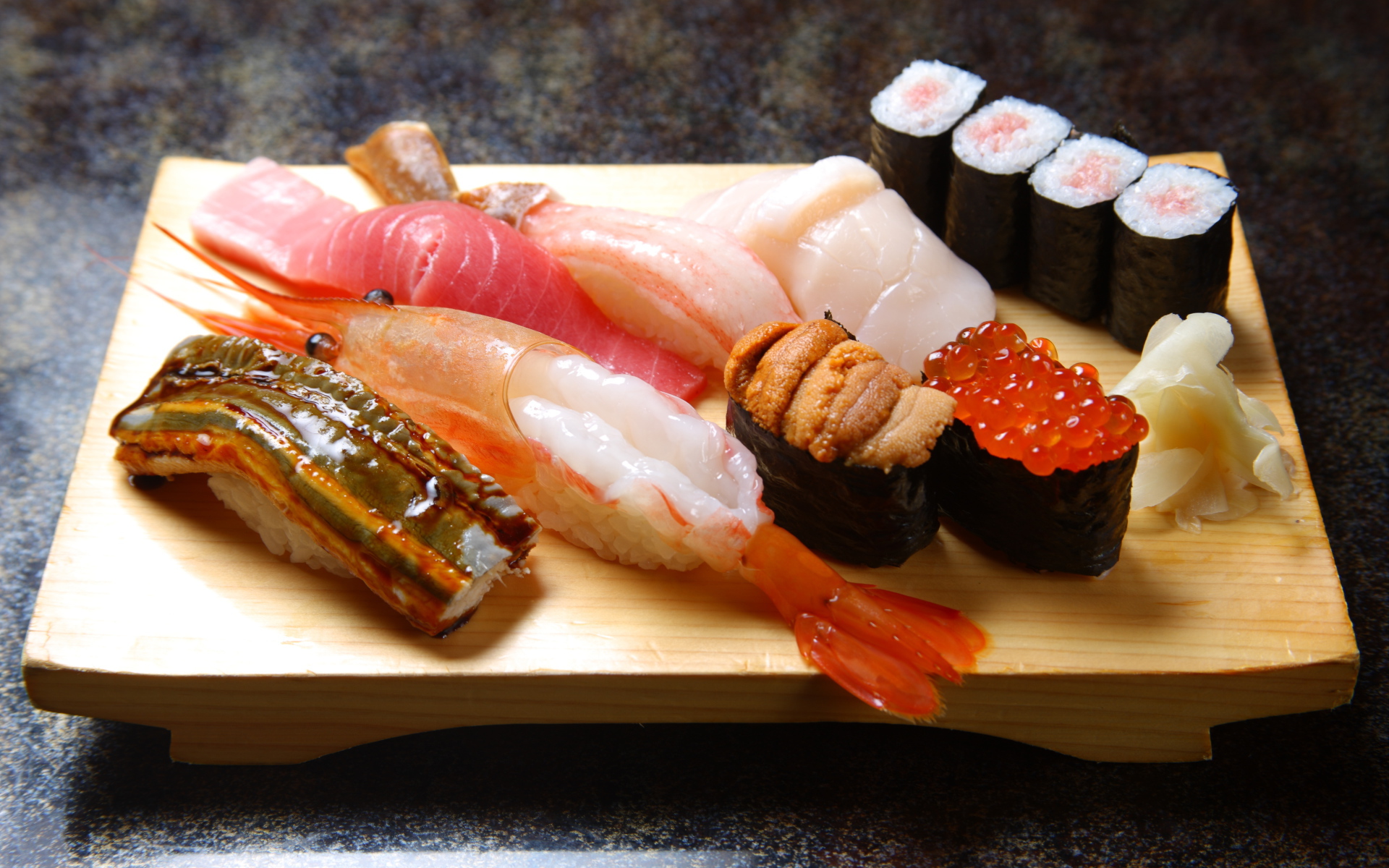 Японские суши на деревянной доске с морепродуктами
