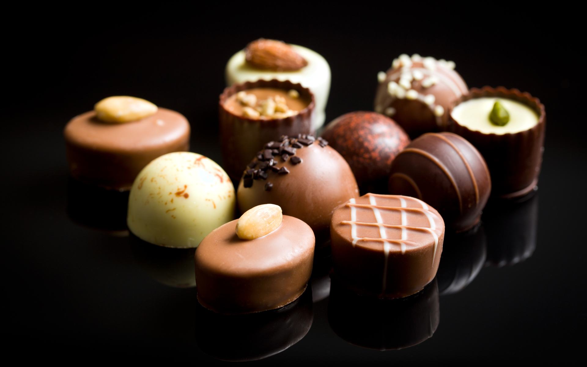 Аппетитные шоколадные конфеты на черном фоне