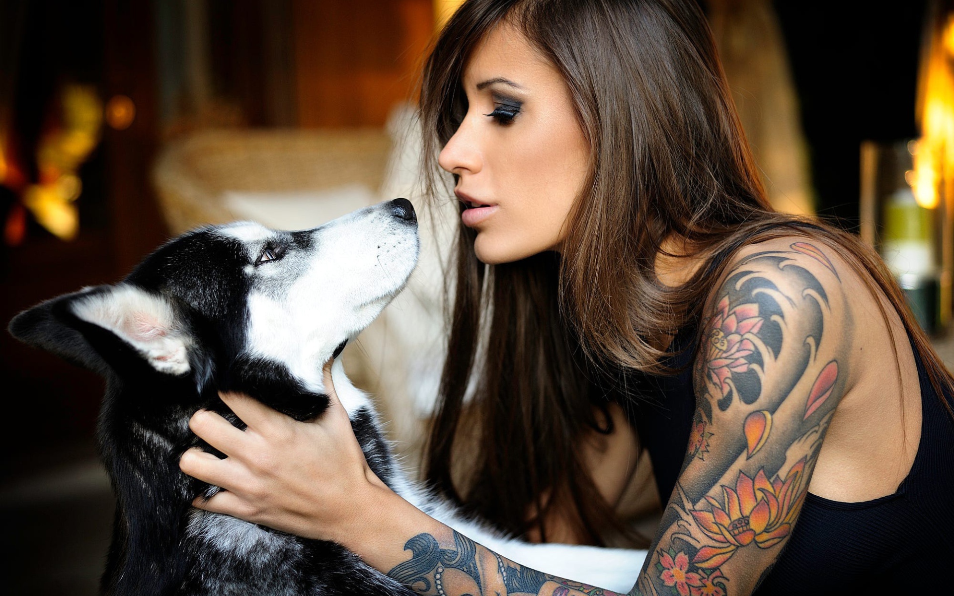 Девушка с татуировками с собакой породы хаски 