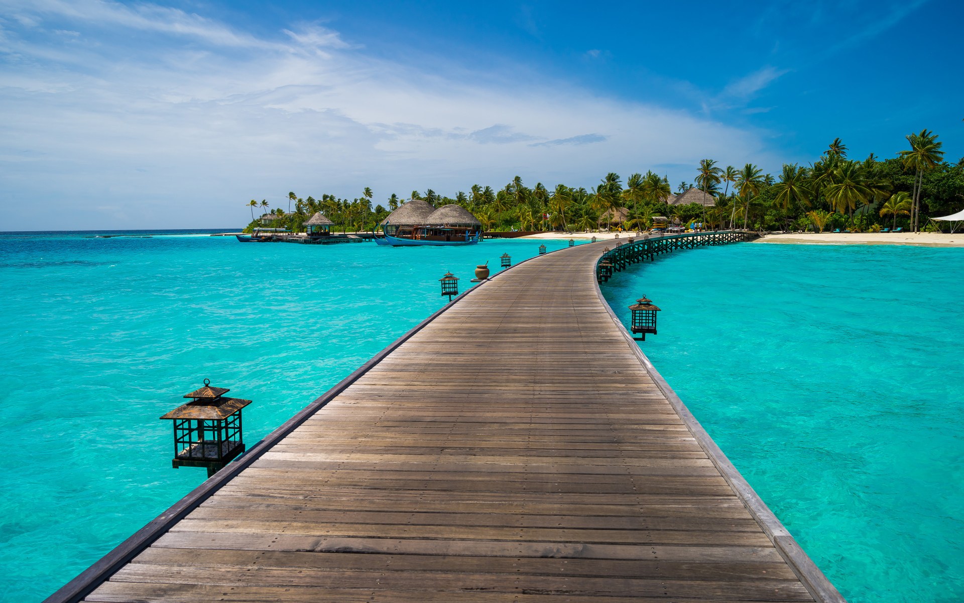 Деревянный пирс в голубом океане в тропиках, Мальдивы