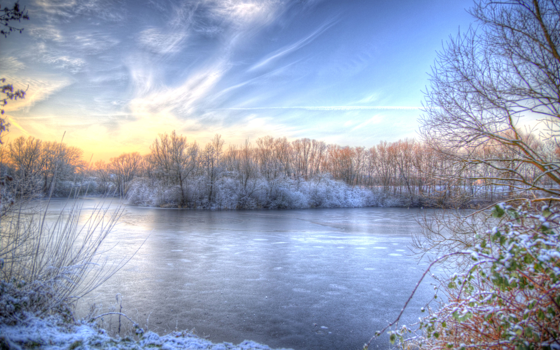 Заледеневшая река в лесу под красивым зимним небом