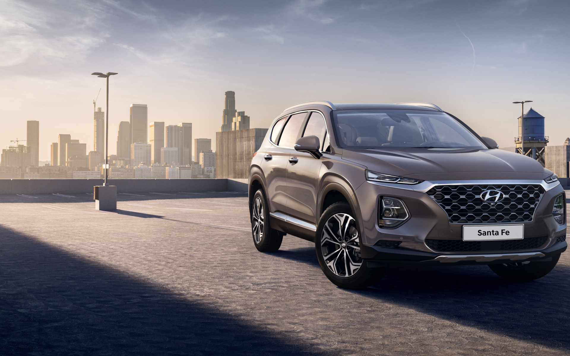 Новый внедорожник Hyundai Santa Fe, 2019 на фоне города