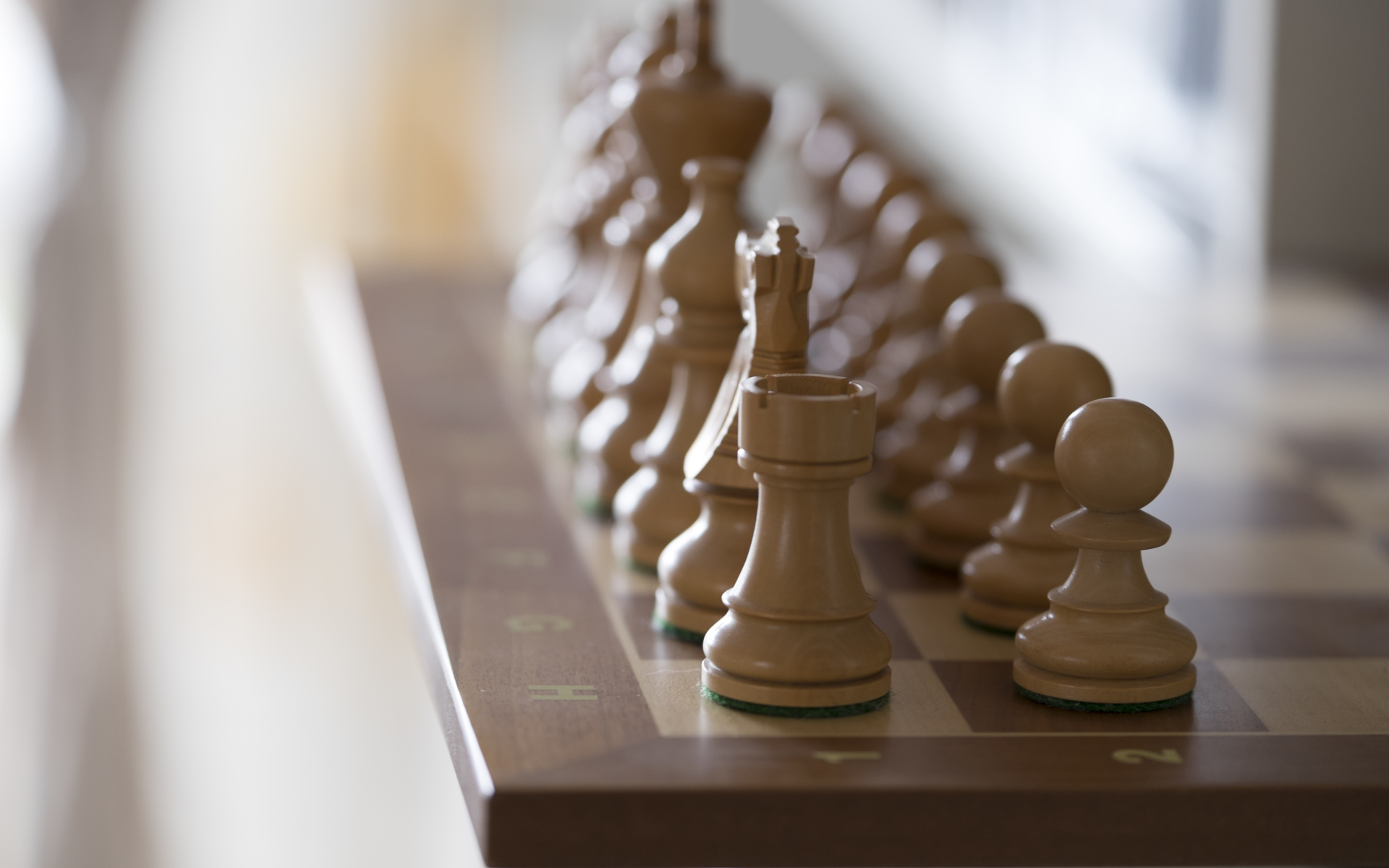 Шахматная доска с деревянными большими шахматами