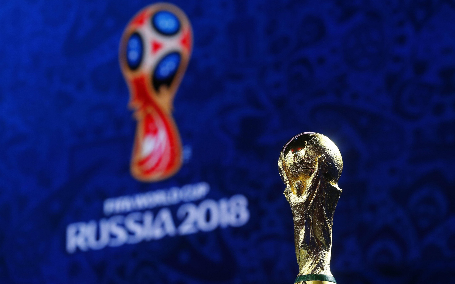 Кубок чемпионата мира по футболу в России 2018 на синем фоне