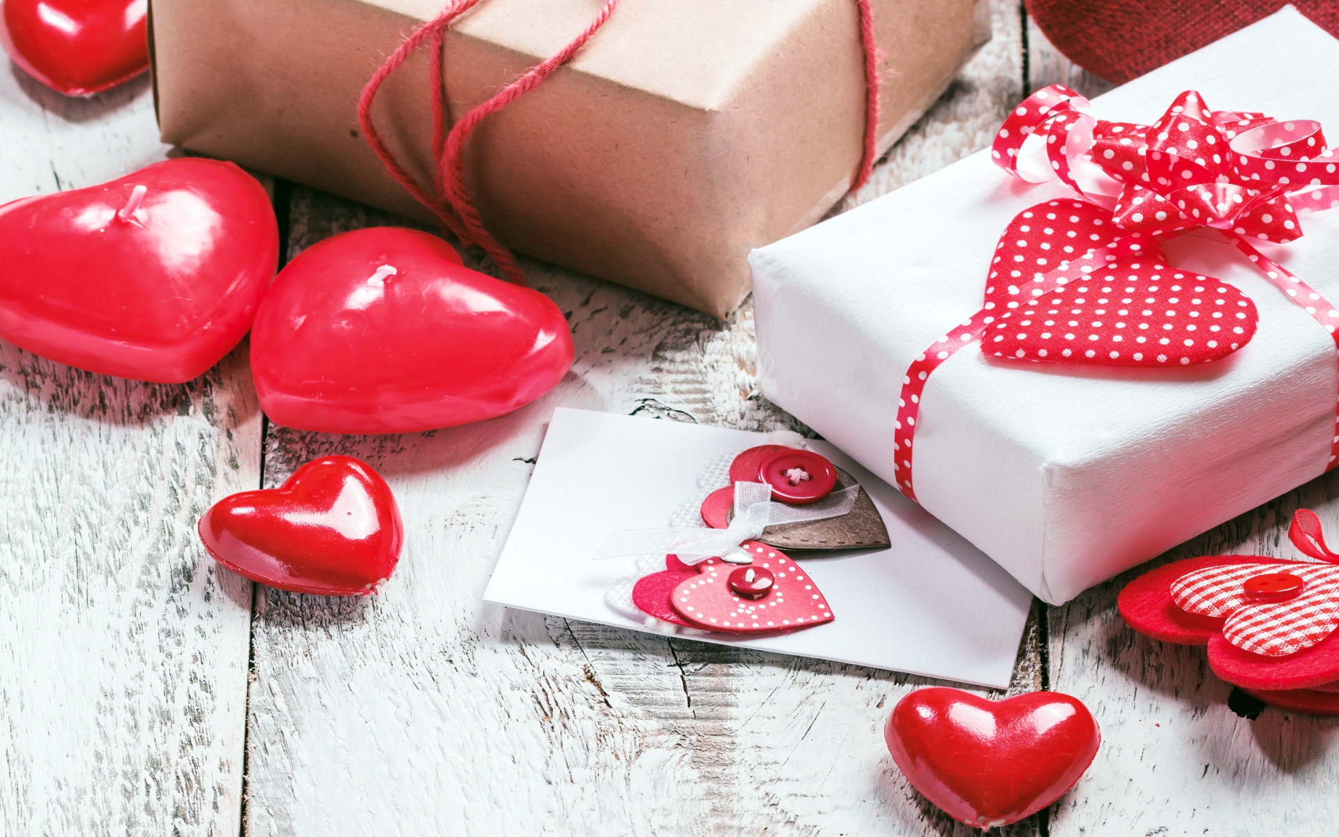 Подарки с сердечками на столе 