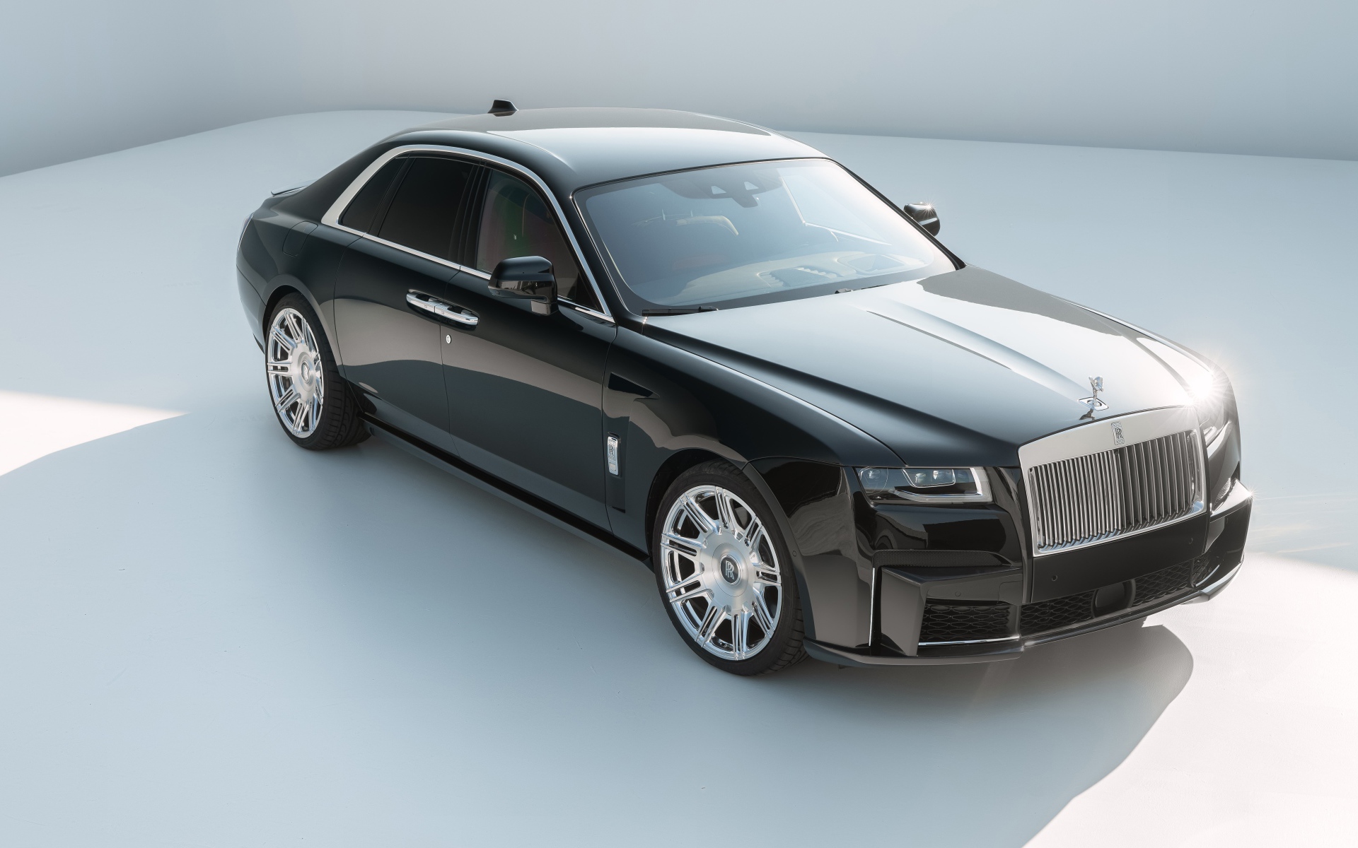 Стильный дорогой автомобиль Rolls-Royce Ghost 2021 года