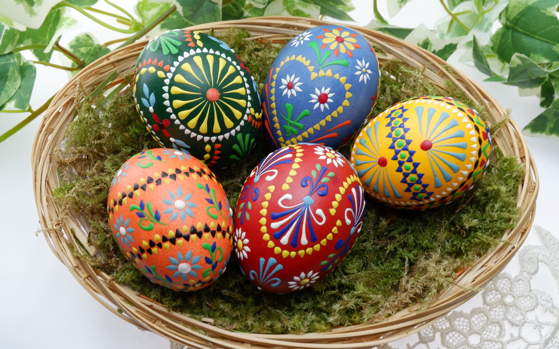 Красивые пасхальные яйца с разным орнаментом