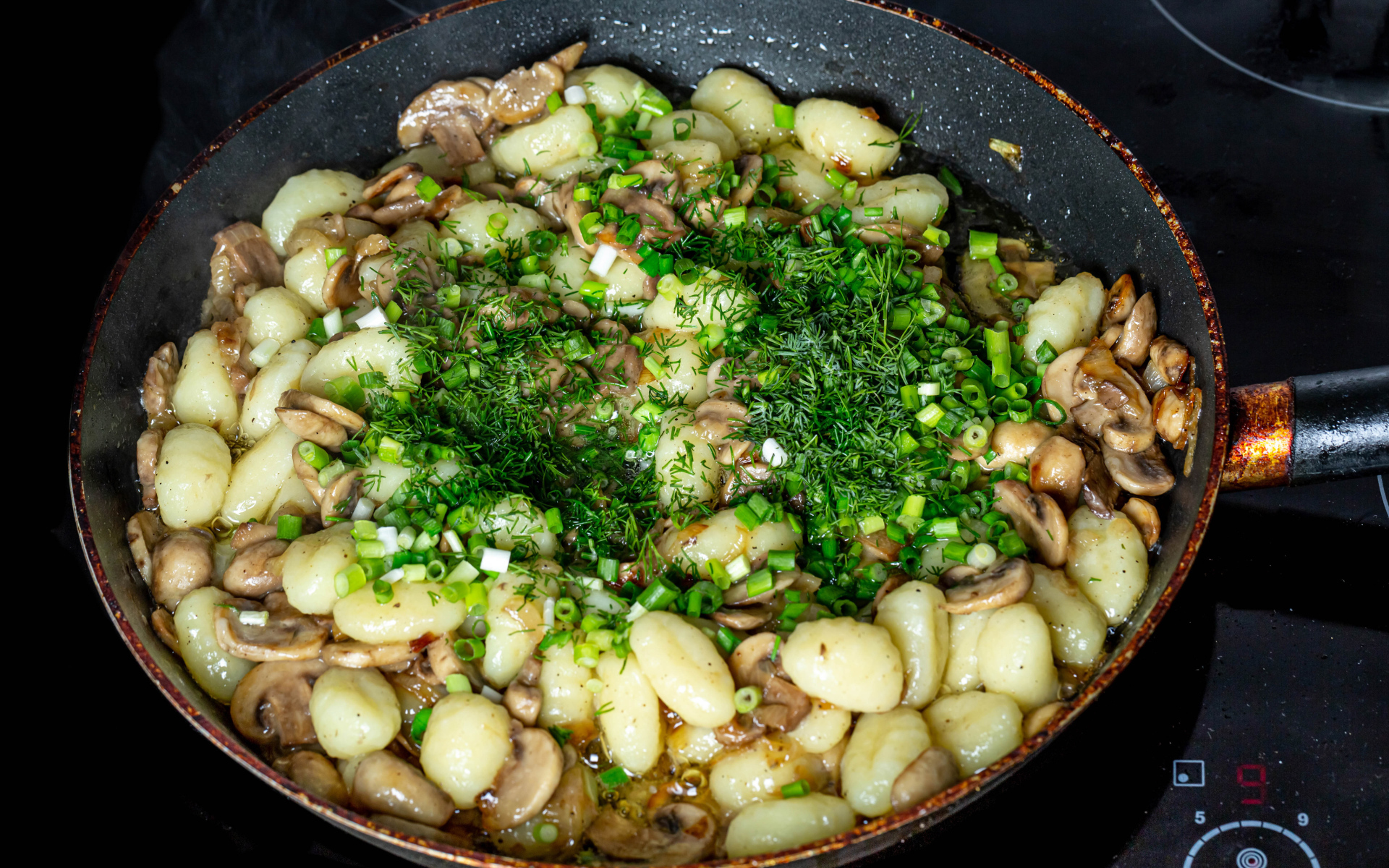 Картофель с шампиньонами и зеленым луков в сковороде