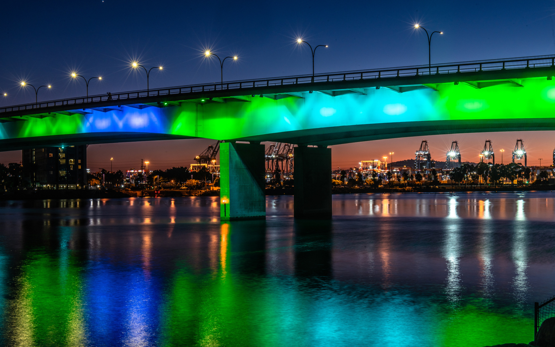 Мосты-близнецы Квинсуэй с красивой подсветкой ночью