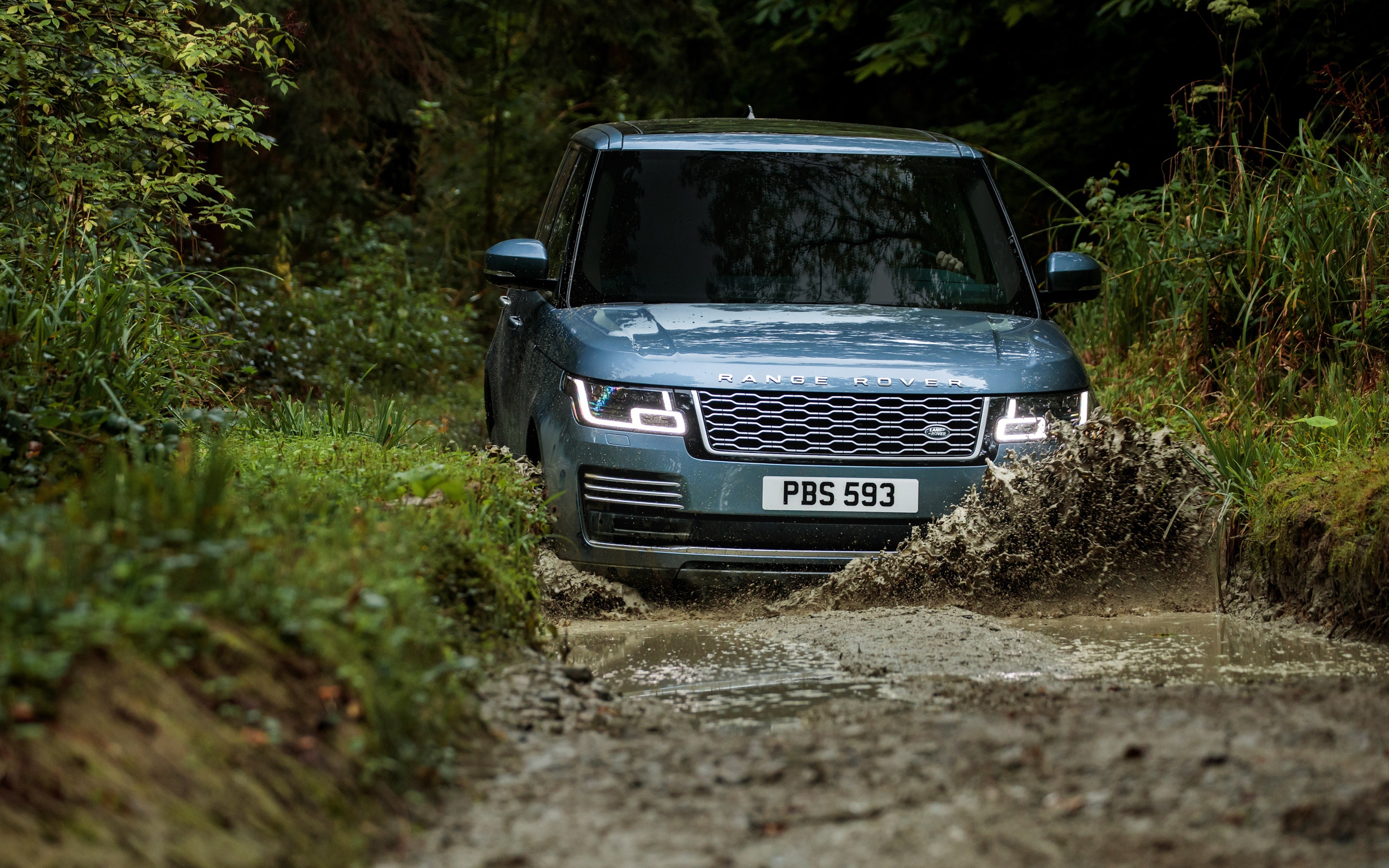 Off-road Range Rover Autobiography, 2017 rides on water