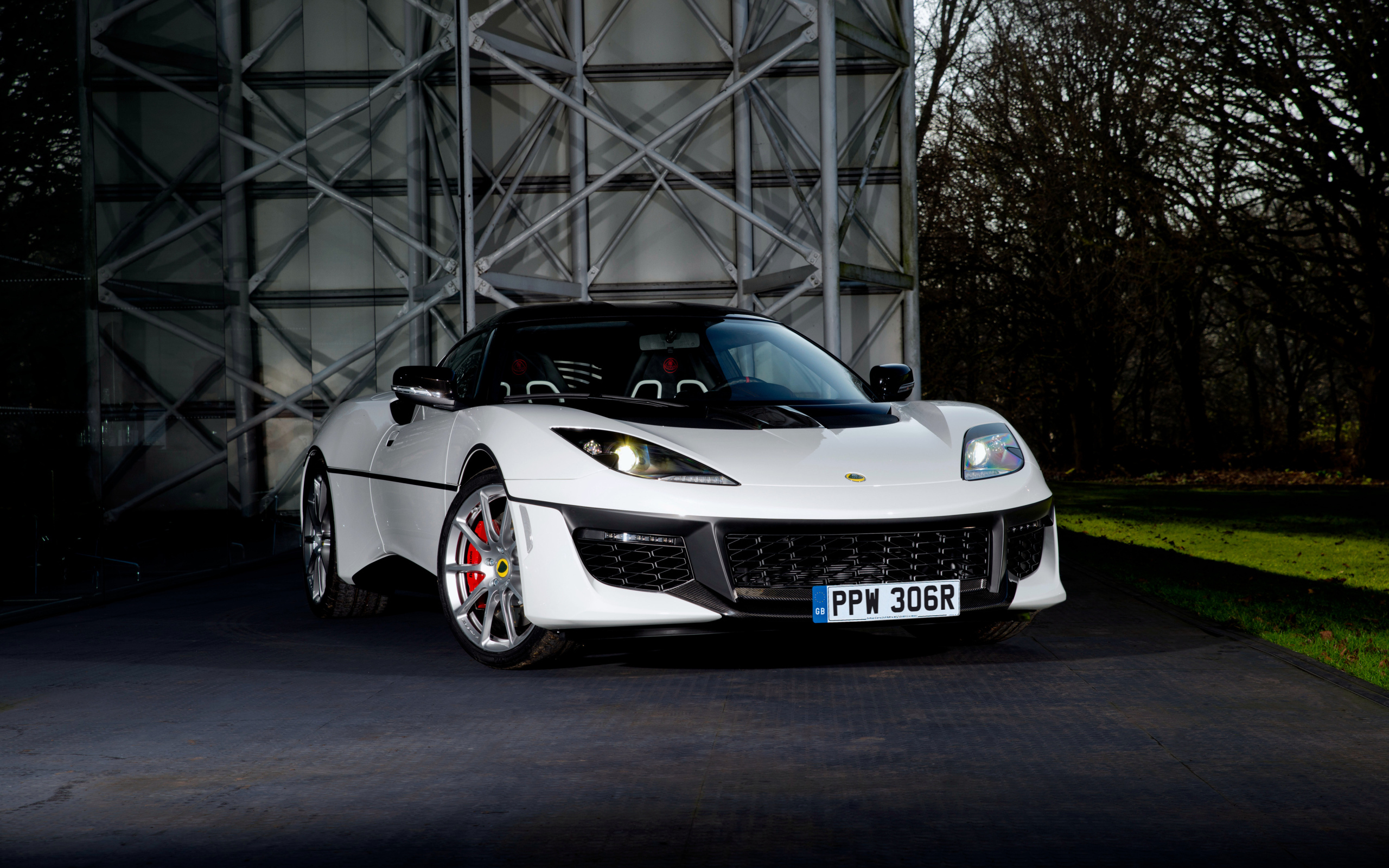 Белый спортивный автомобиль Lotus Cars 