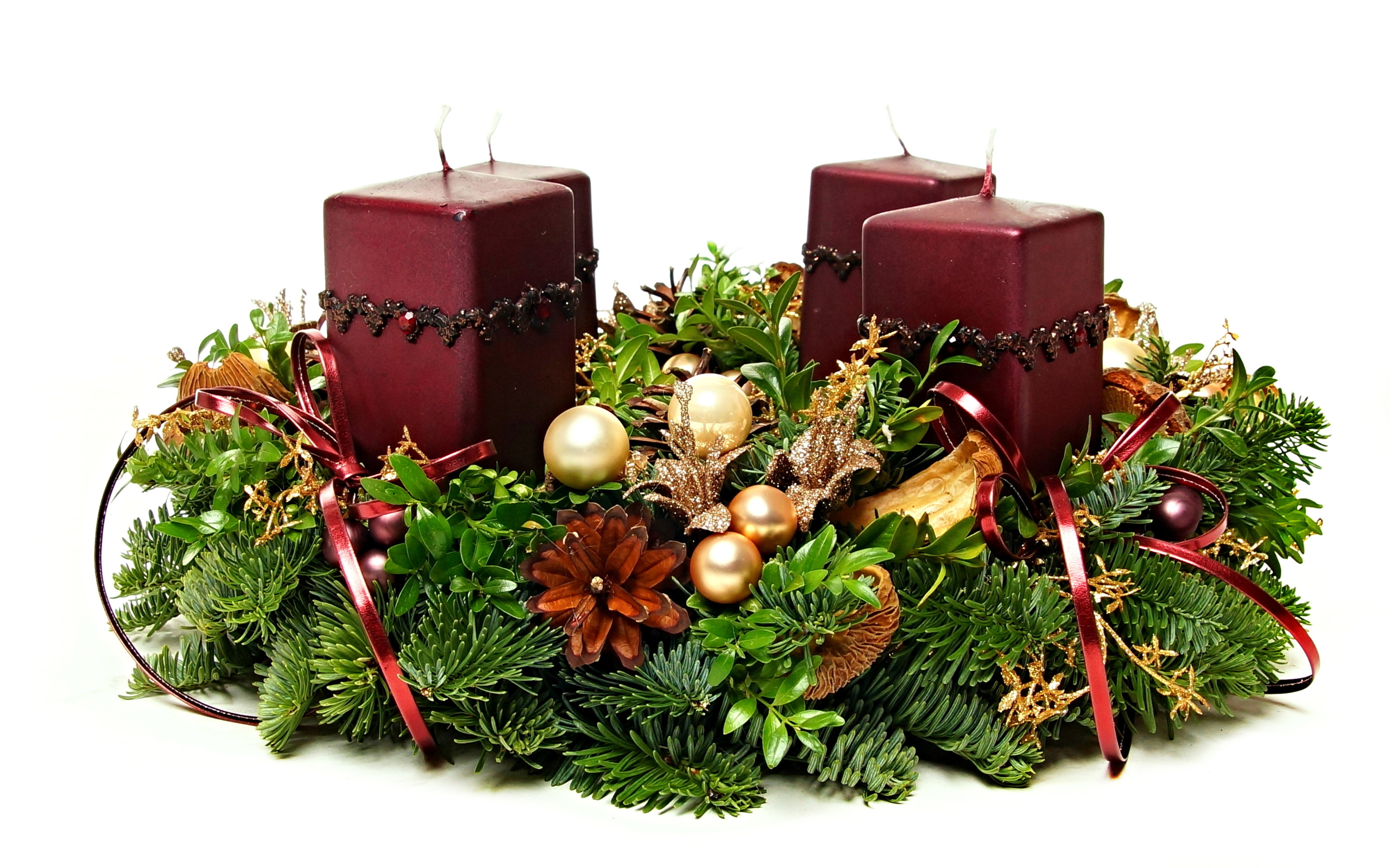 Бордовые свечи с рождественским венком на Рождество