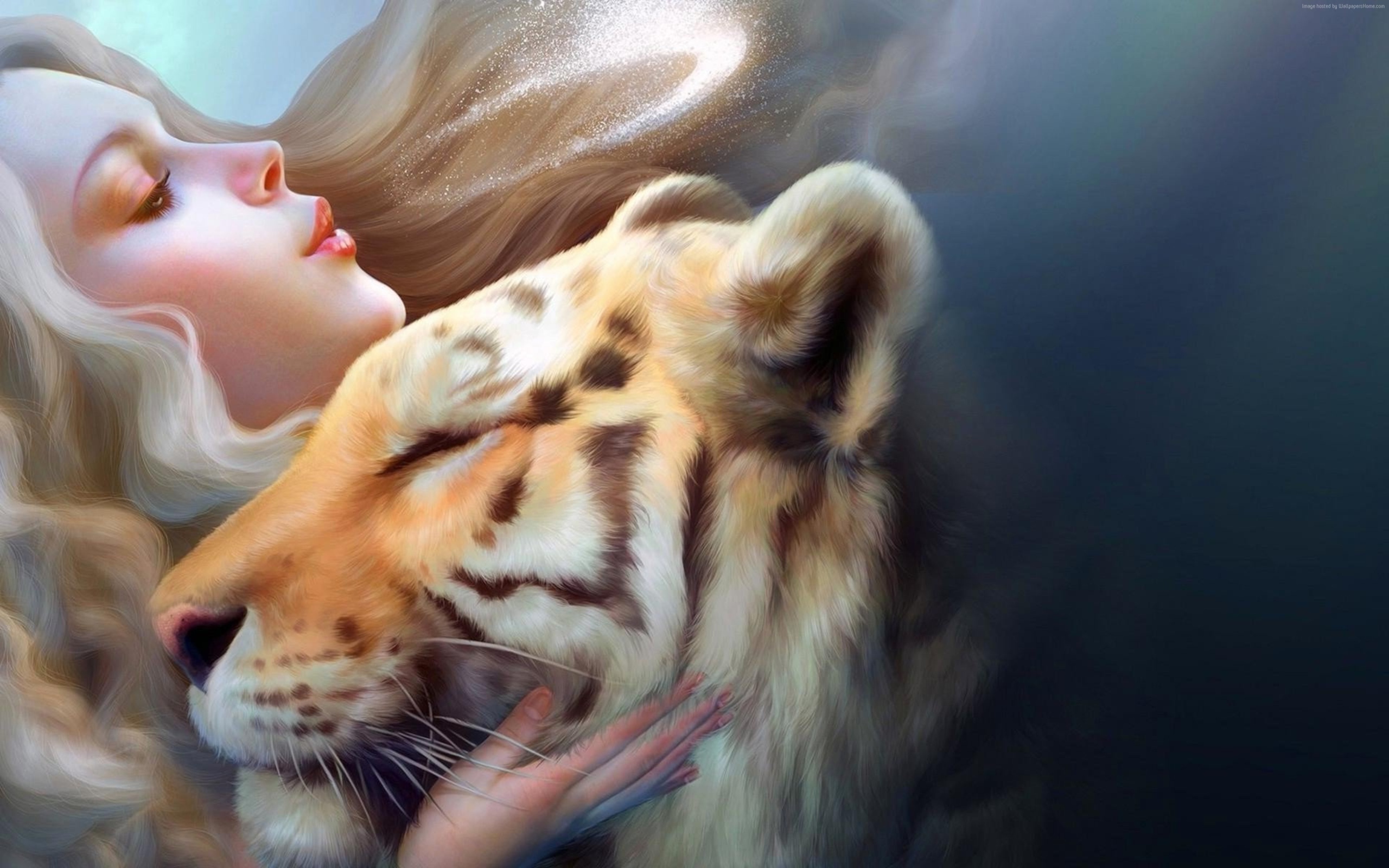 Красивая молодая девушка с тигром