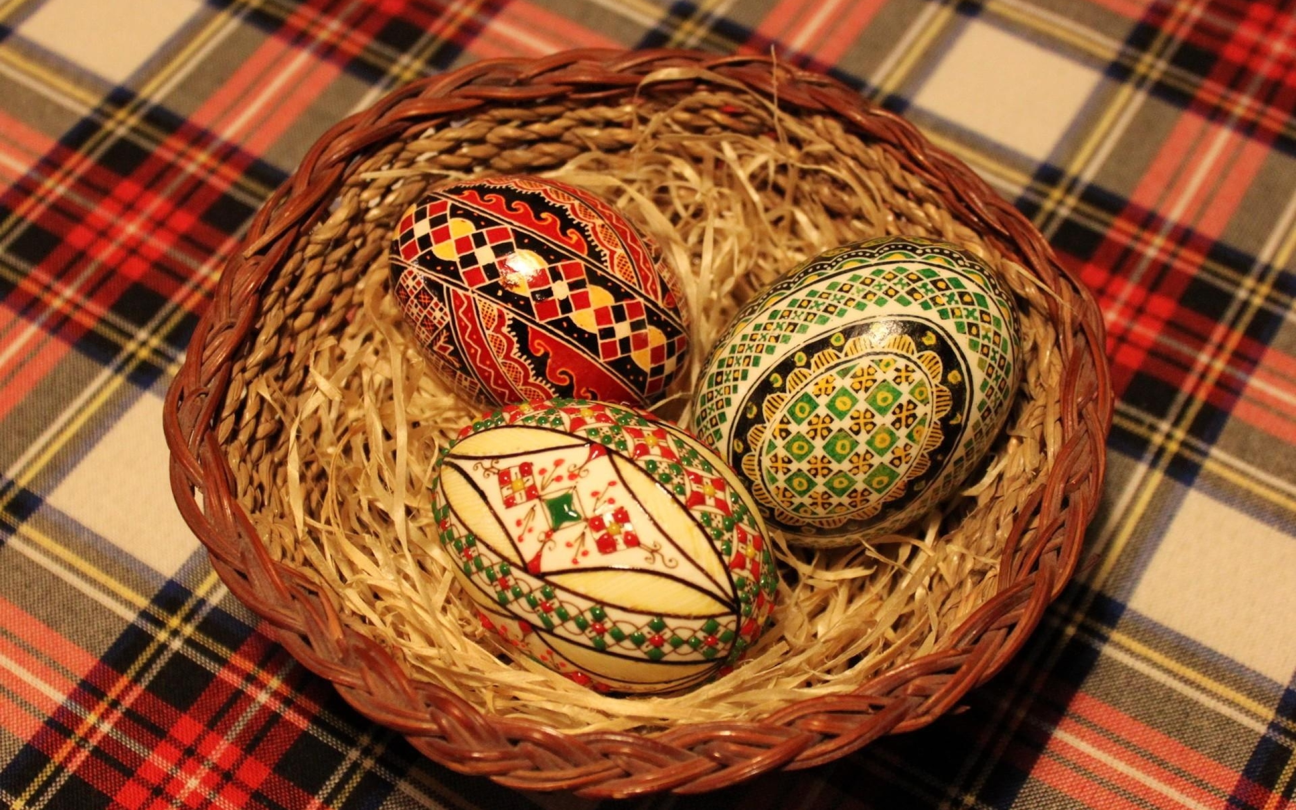 Три красивых яйца в корзине на праздник Пасха 