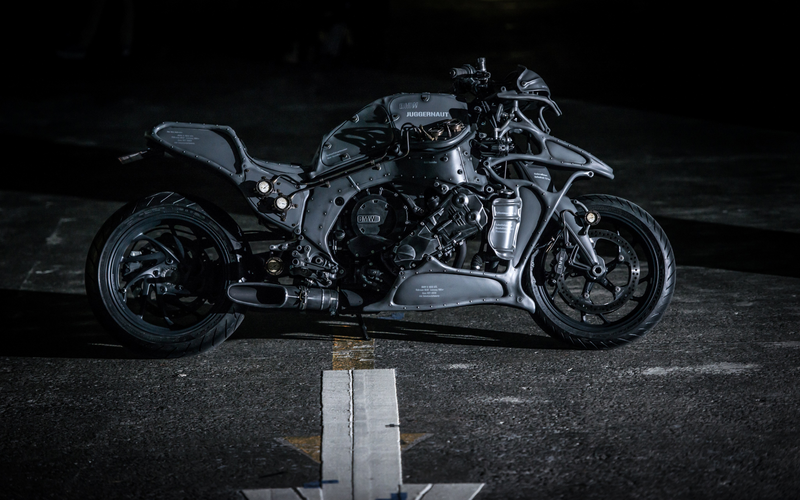 Черный мотоцикл  BMW K1600GTL Juggernaut