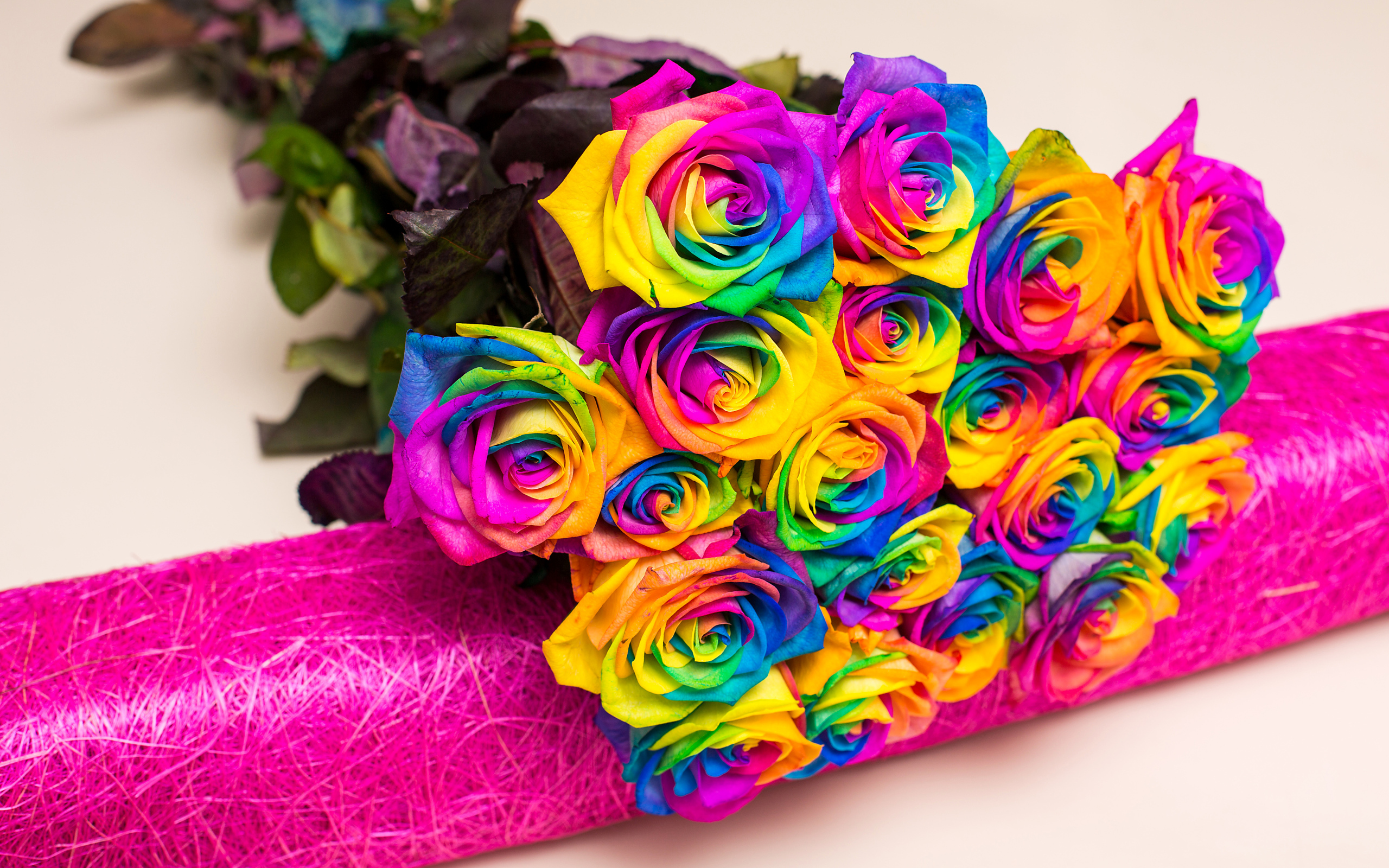 Букет разноцветных ярких роз на сером фоне
