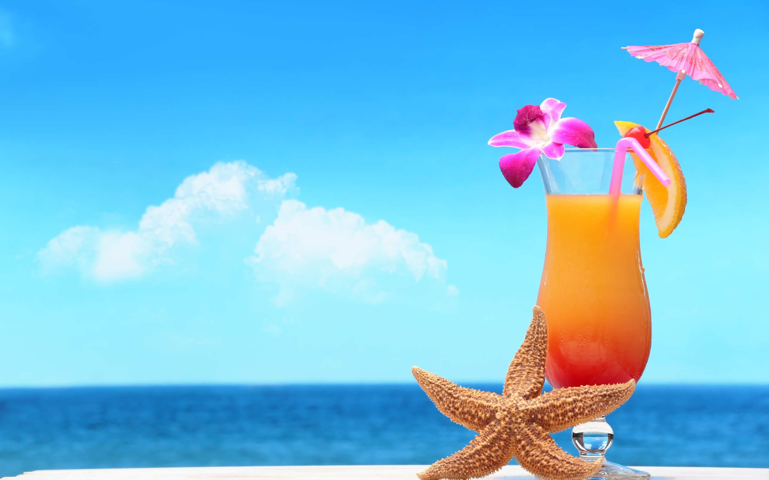 Летний коктейль и морская звезда на фоне  моря