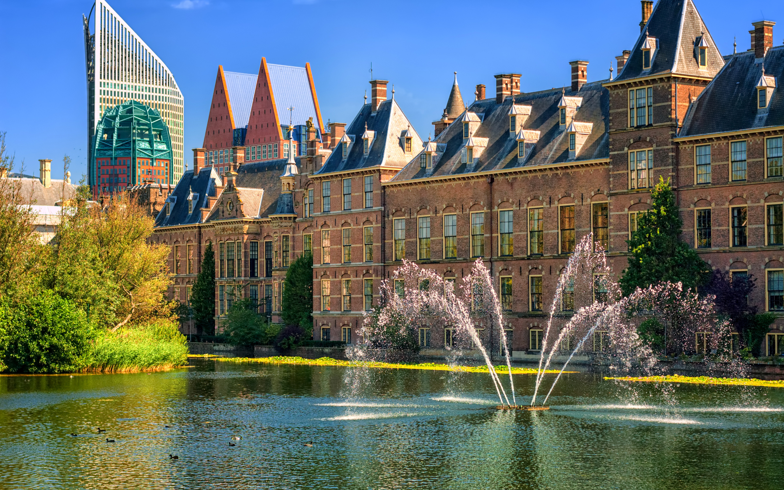 Фонтан на фоне архитектуры города Гаага, Нидерланды  
