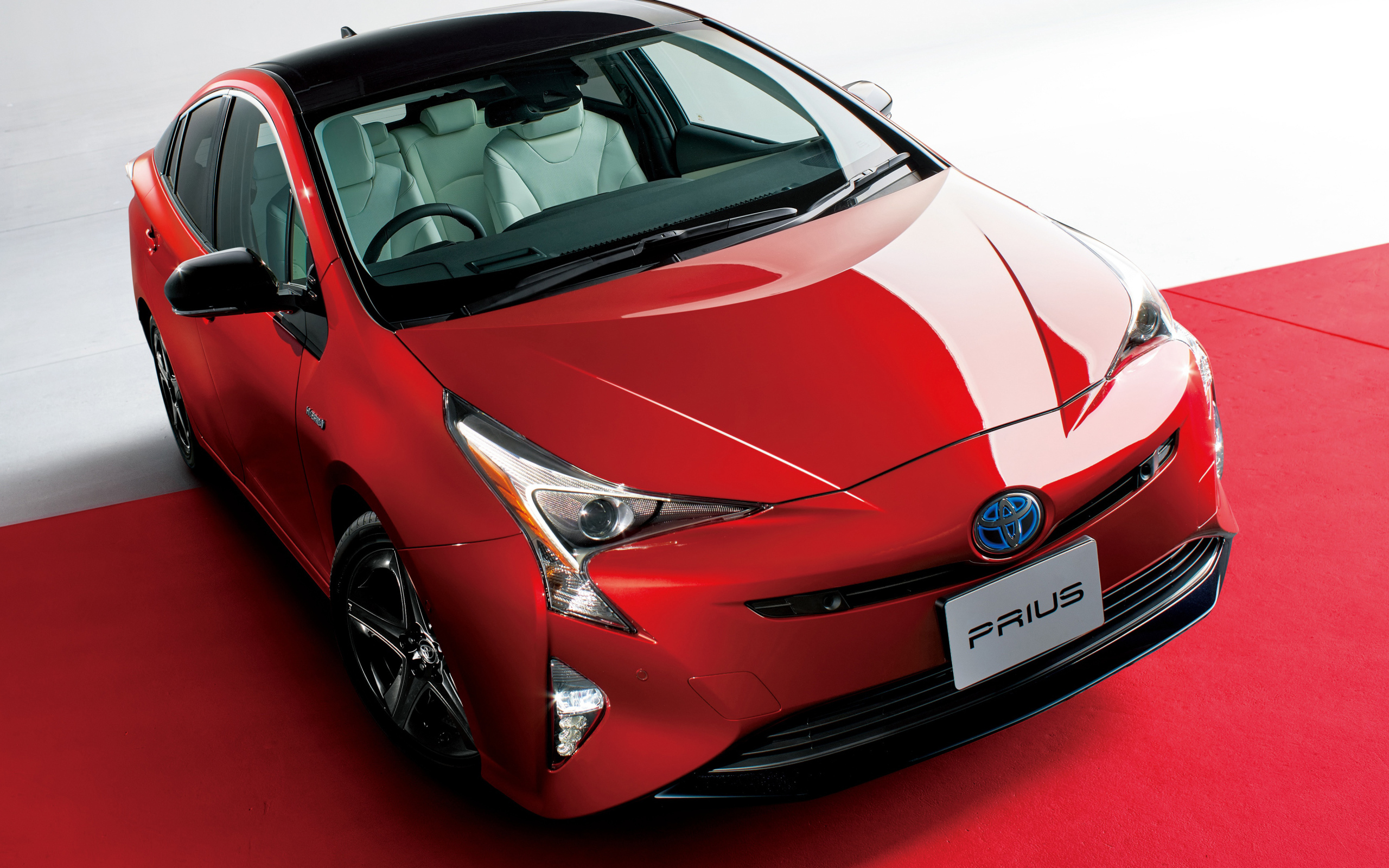 Красный автомобиль Toyota Prius Touring Select 20th Anniversary Limited, 2018