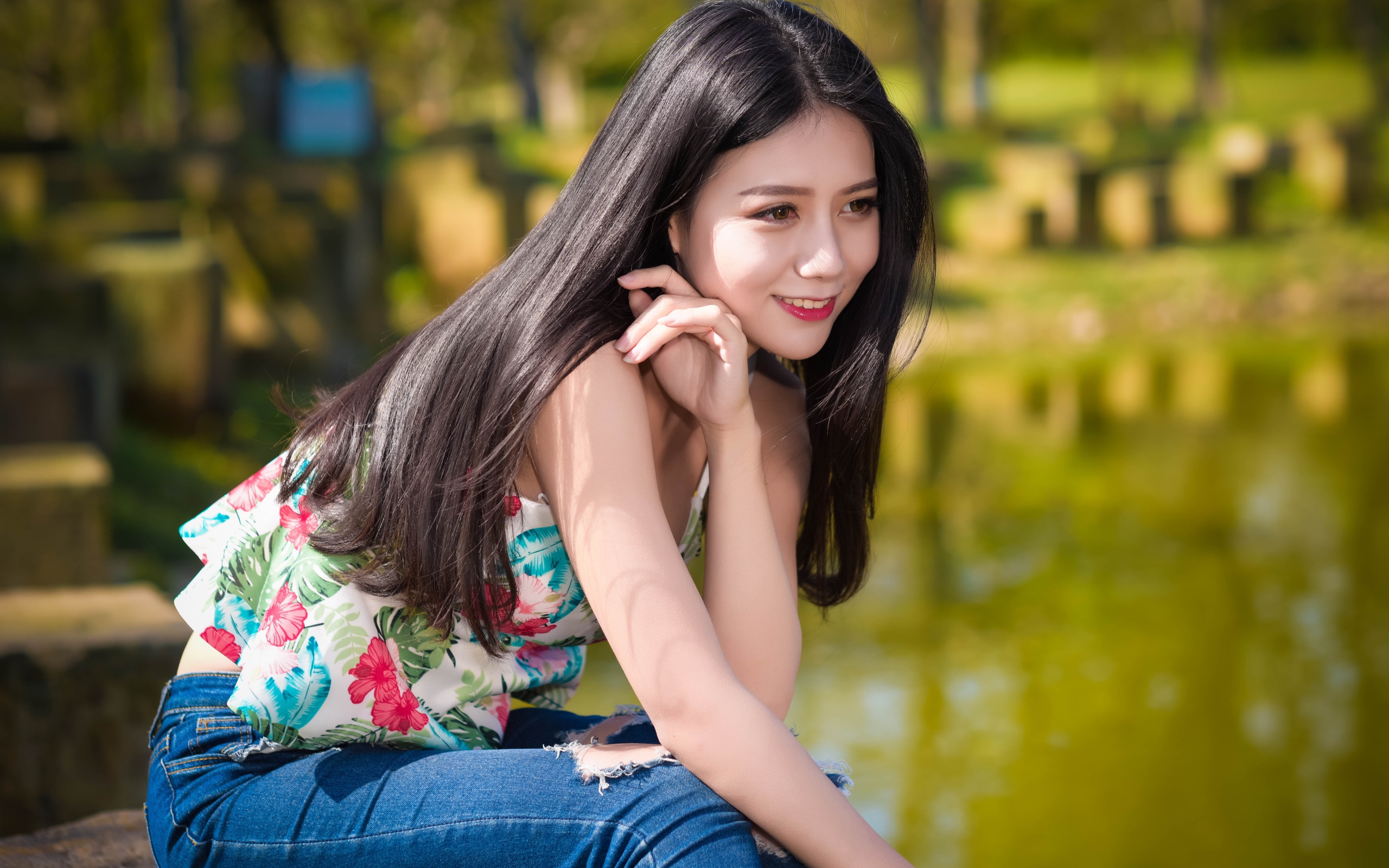 Улыбающаяся красивая девушка азиатка у воды