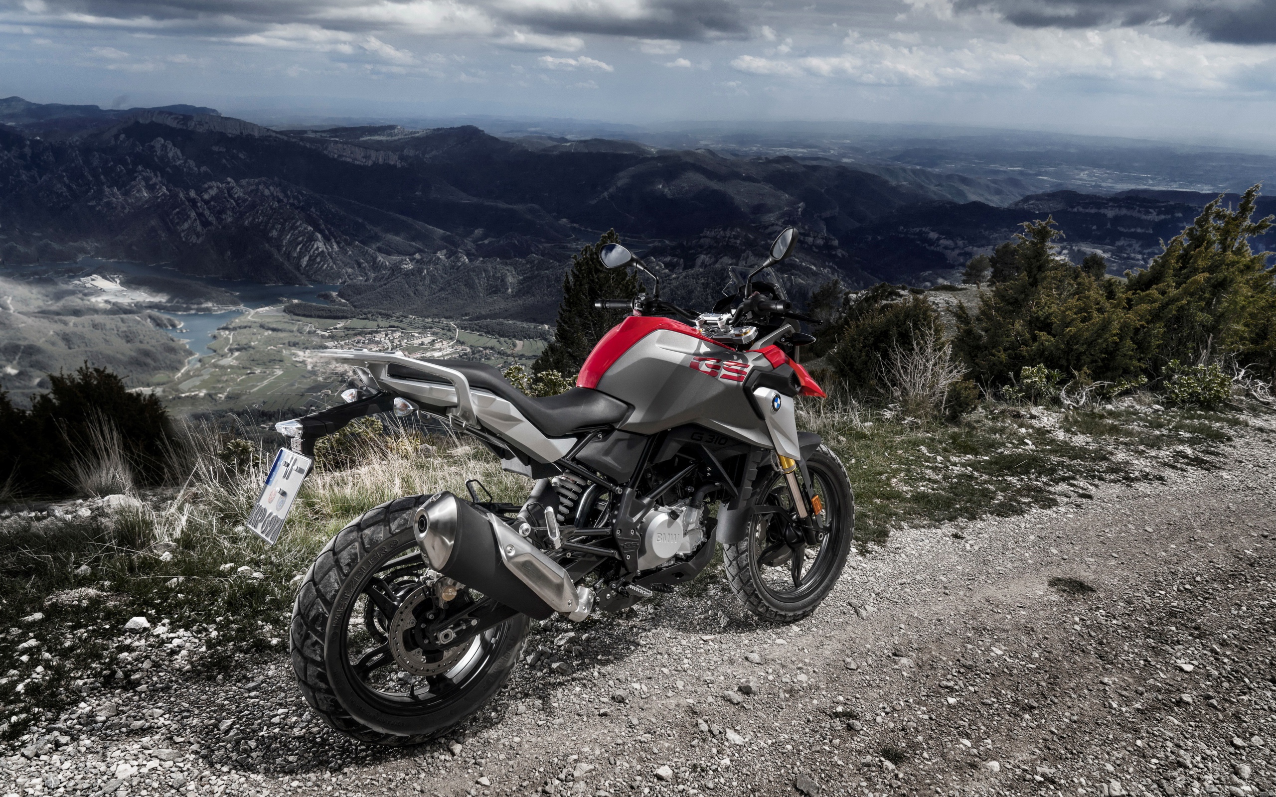 Спортивный мотоцикл BMW G 310 GS, 2017 на фоне гор