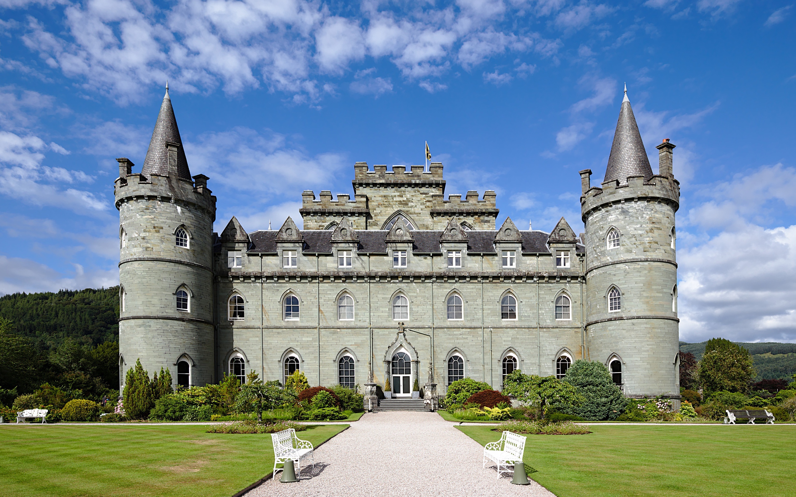 Замок Инверари под красивым голубым небом, Шотландия