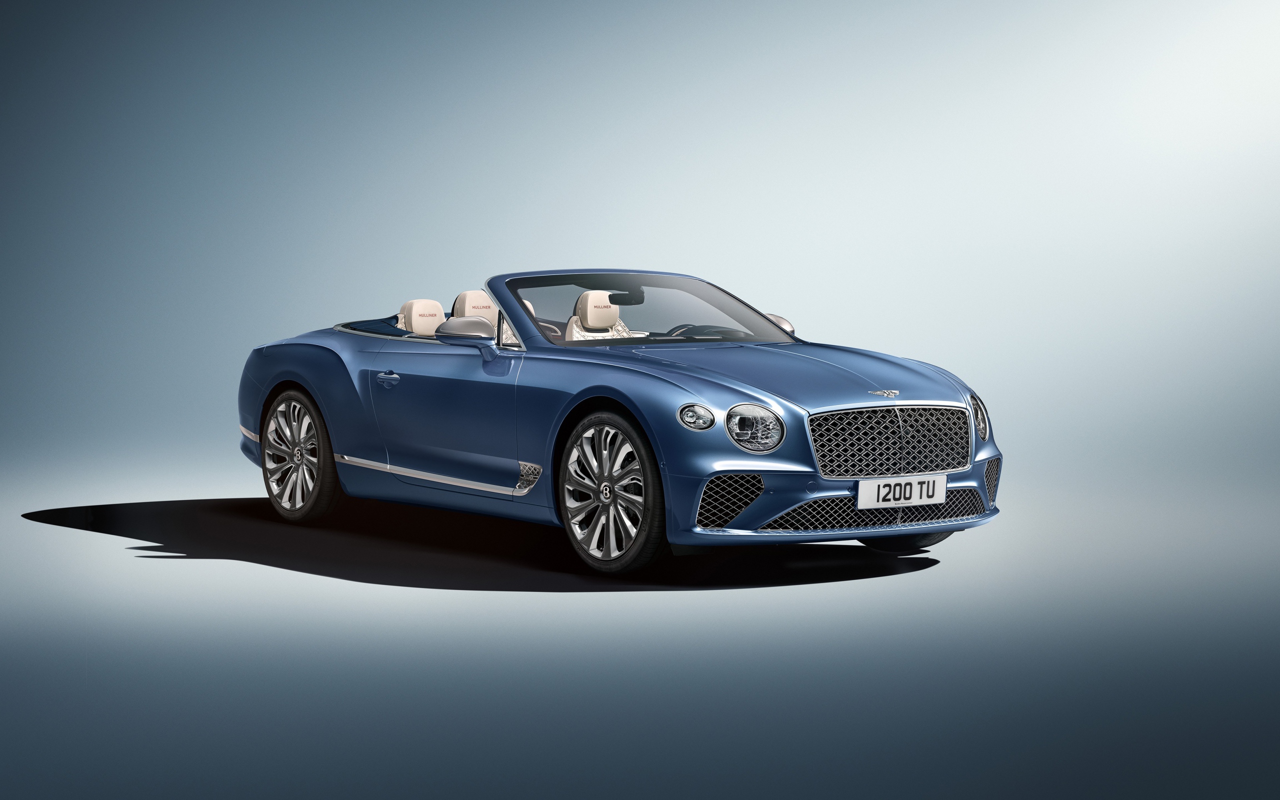 Автомобиль Bentley Continental GT Mulliner Convertible 2020 года на сером фоне