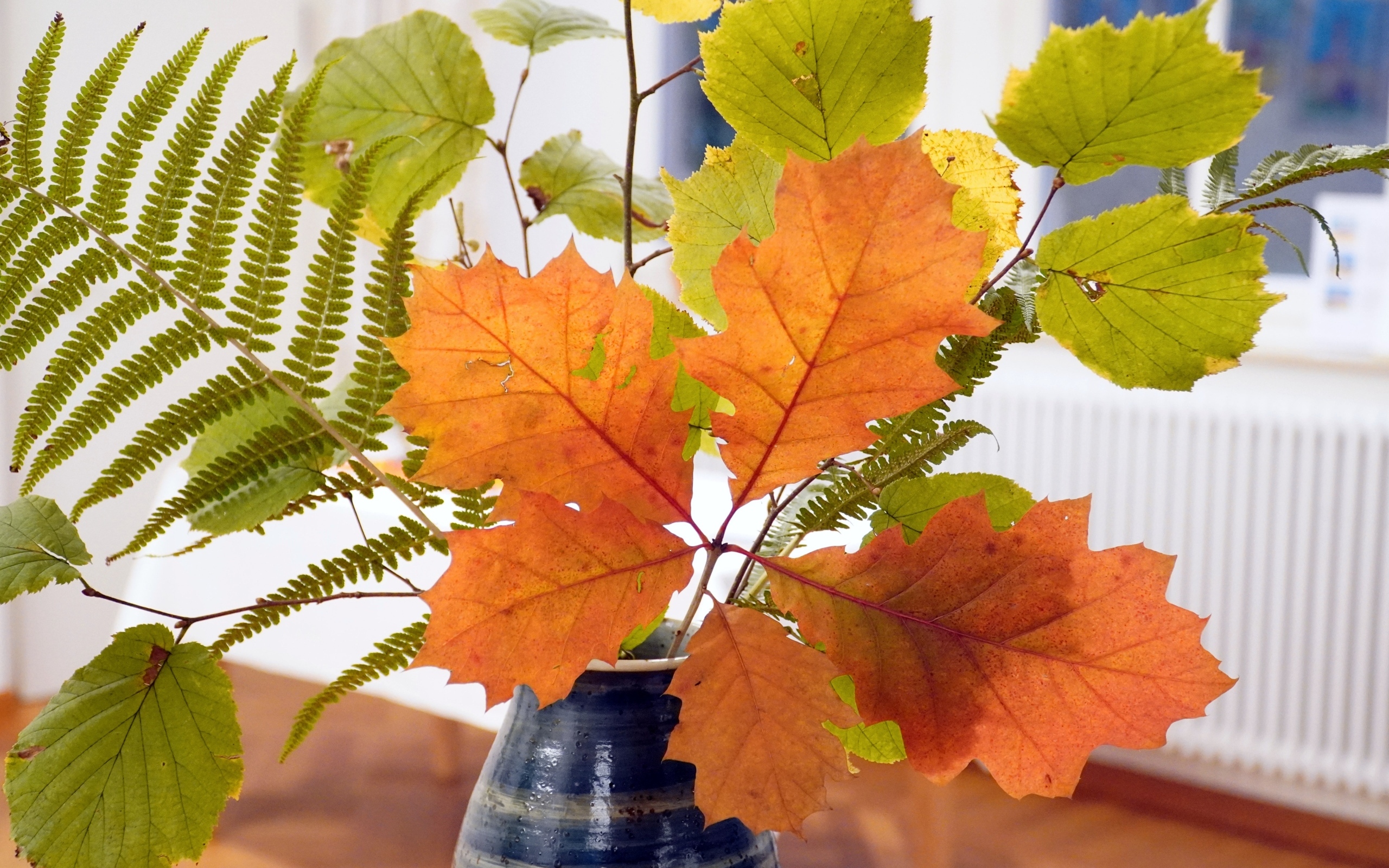 Ветки с листьями в вазе осенью 