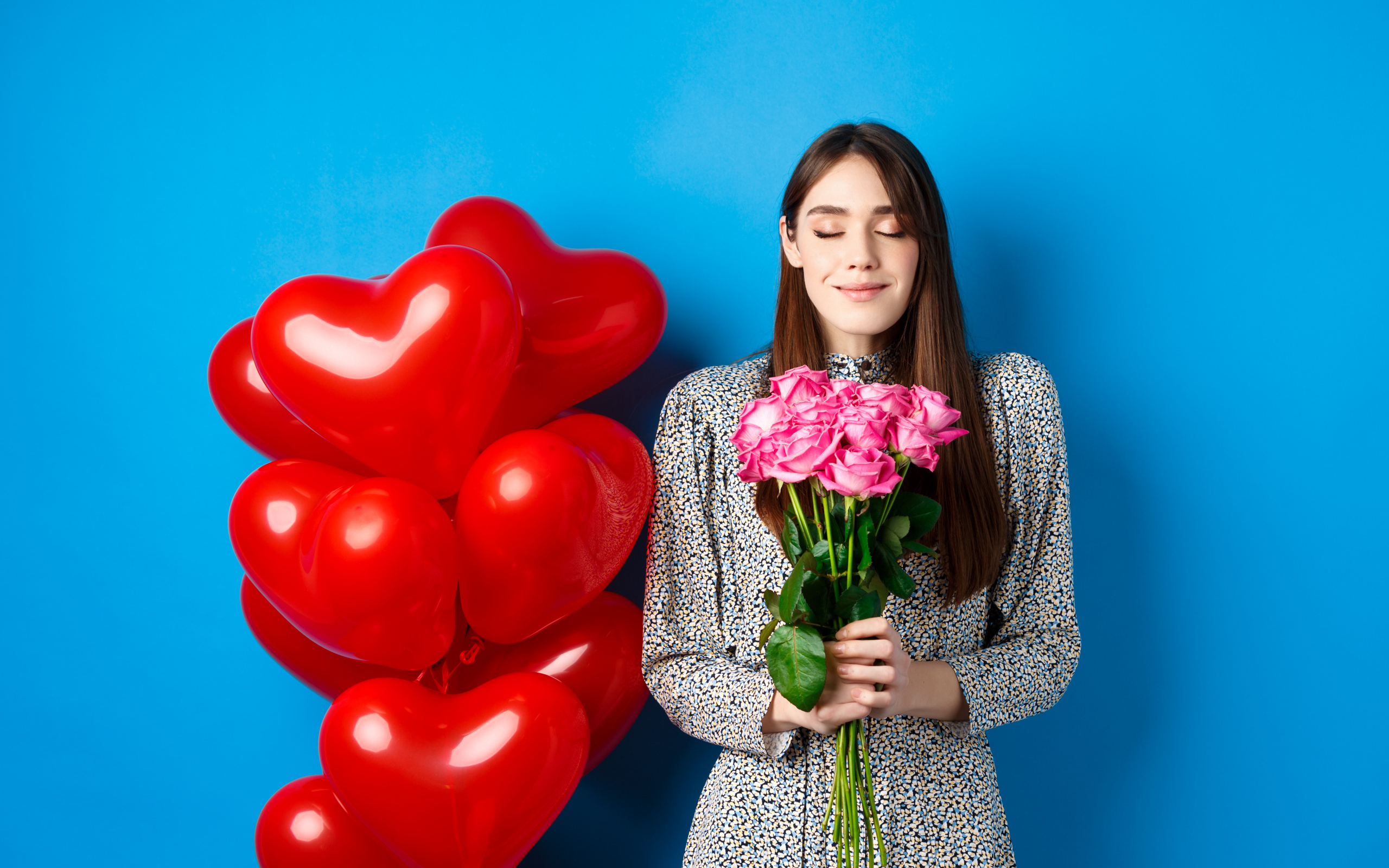 Девушка с букетом роз и воздушными шарами на день Влюбленных