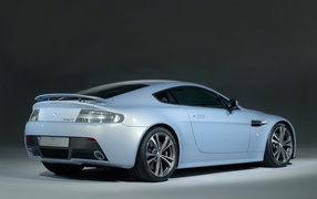 Aston Martin V12 голубой