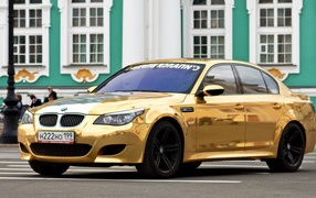 BMW M5 золотая