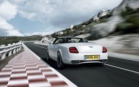 Bentley Continental Supersports Convertible по горной дороге