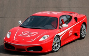 Красный спортивный автомобиль Ferrari