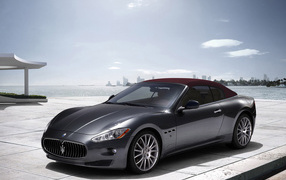 Maserati GranCabrio на причале