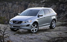 Volvo XC60 in the mountains