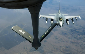Military aircraft / refueling